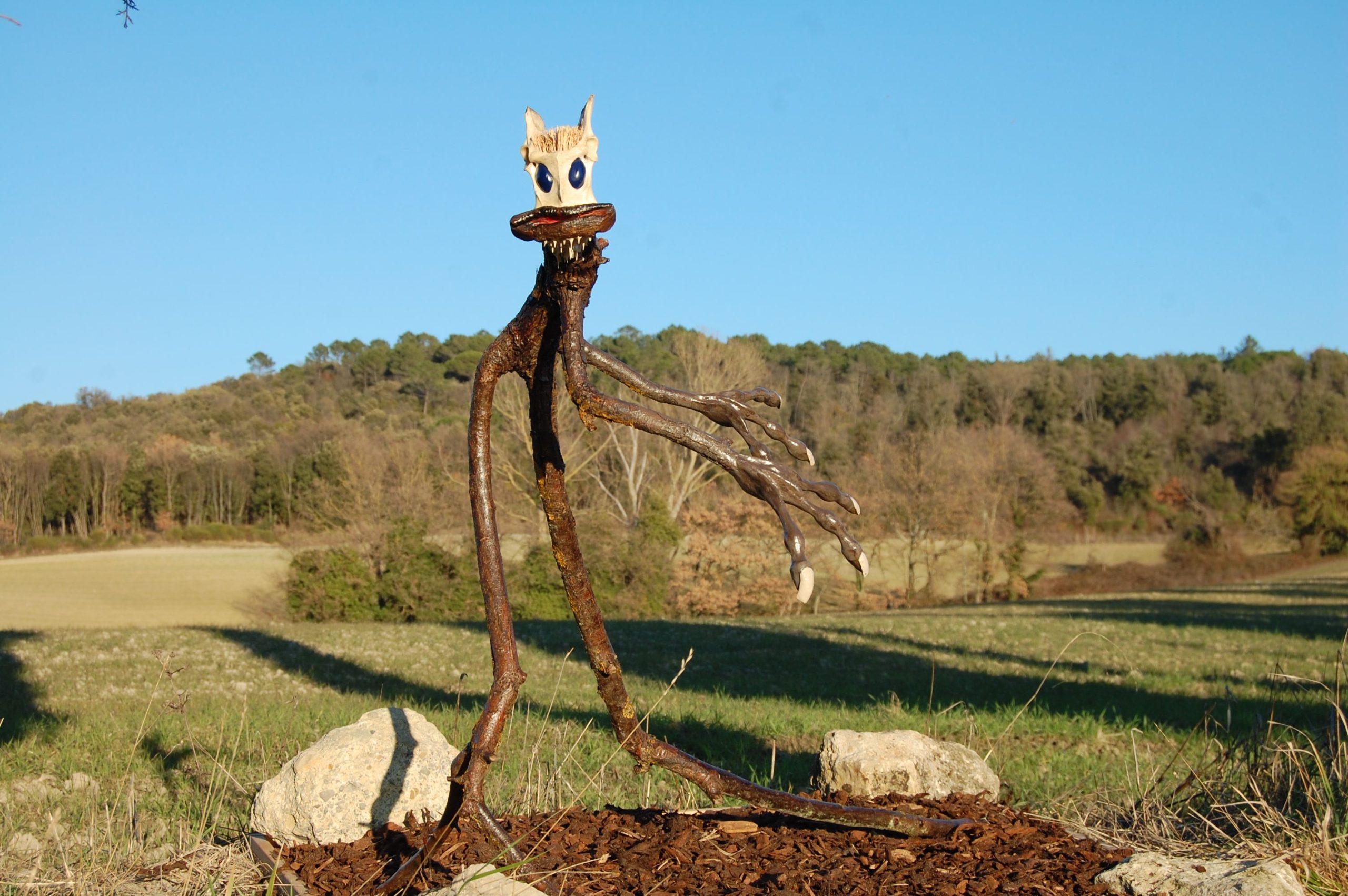 Scultura con ramo di melo e ossa